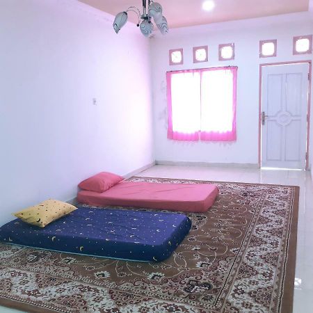 Almira Homestay Near Airport Джамби Екстериор снимка