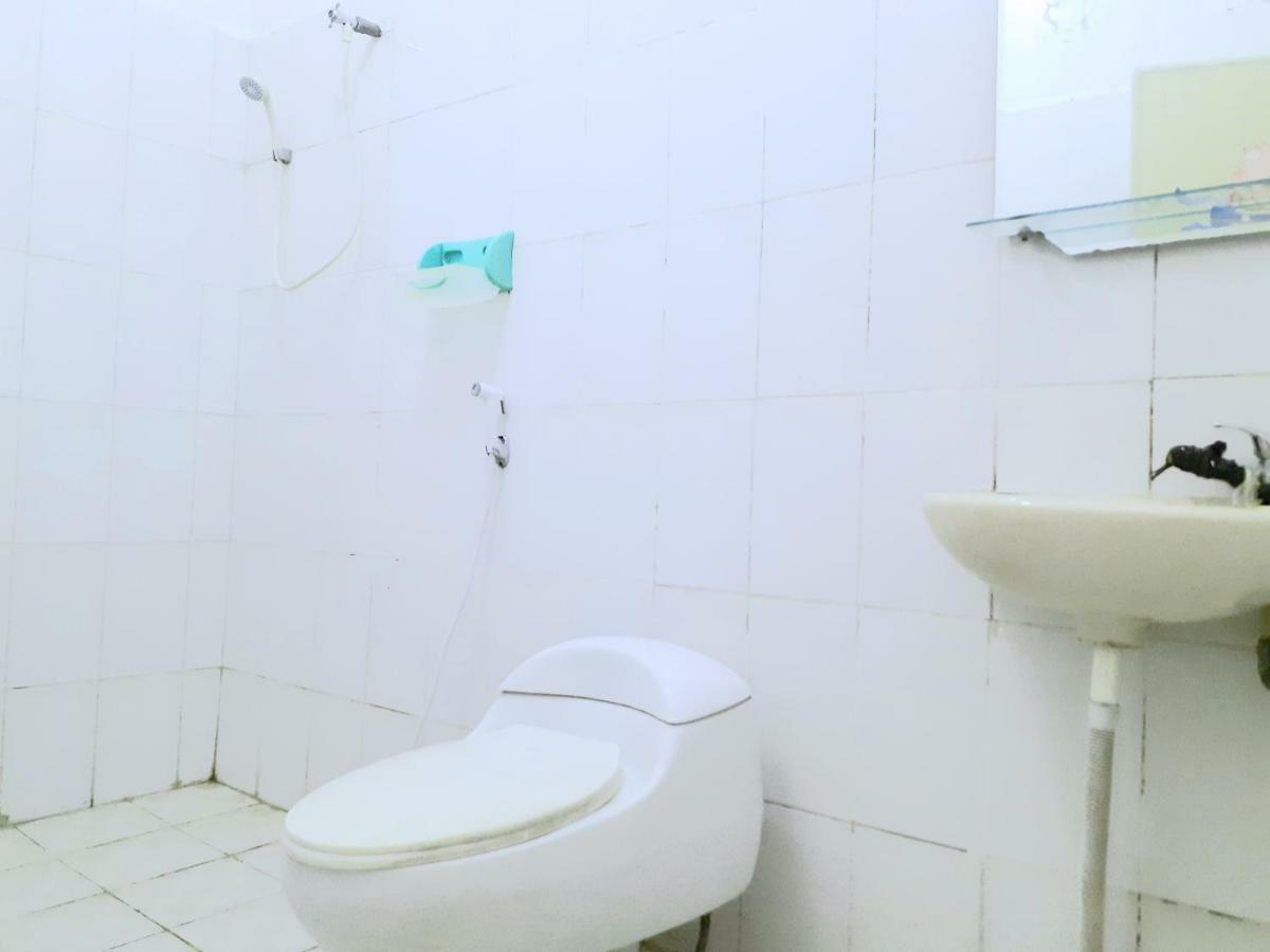 Almira Homestay Near Airport Джамби Екстериор снимка