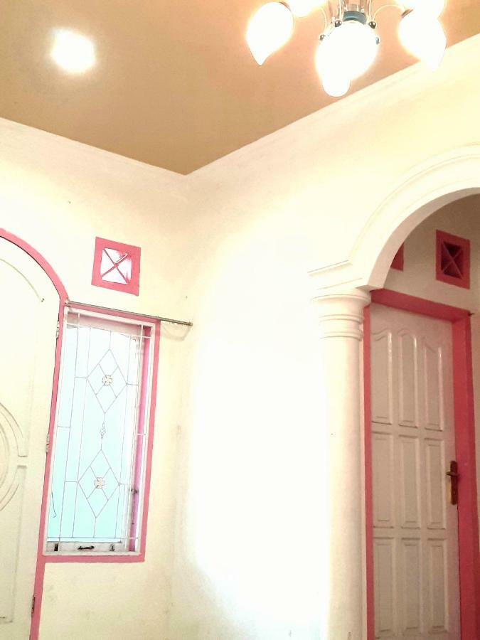 Almira Homestay Near Airport Джамби Екстериор снимка